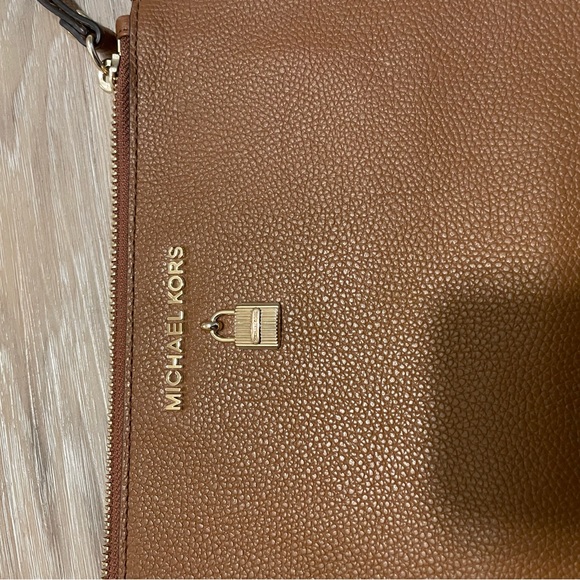 Michael Kors wristlet. - Picture 2 of 3